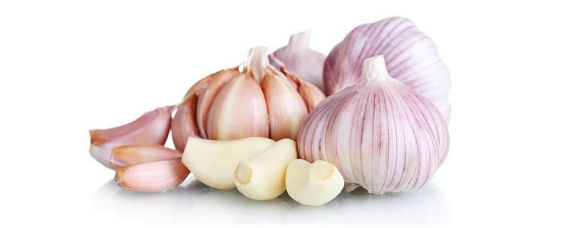 红皮大蒜与白皮大蒜究竟有哪些区别，红皮大蒜和白皮大蒜对身体都有很多益处