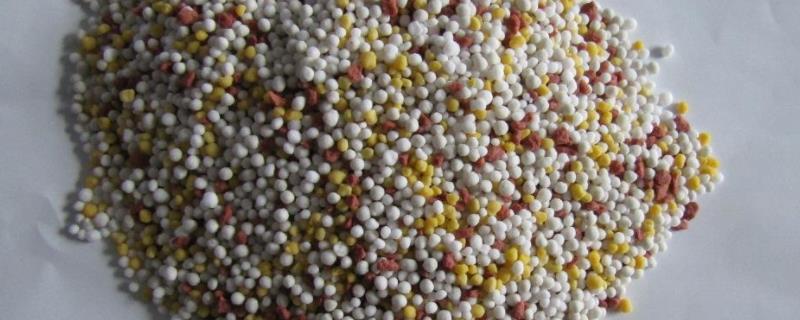 常用化肥的高效施肥技术要点有哪些，尿素与碳酸氢铵及磷酸二铵的详细使用方法