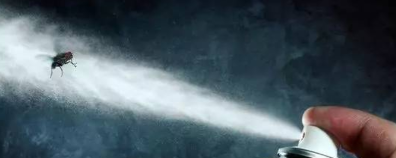 杀虫剂的正确使用方法具体是怎样的，哪些药剂比较适合在高温多雨的天气条件下使用