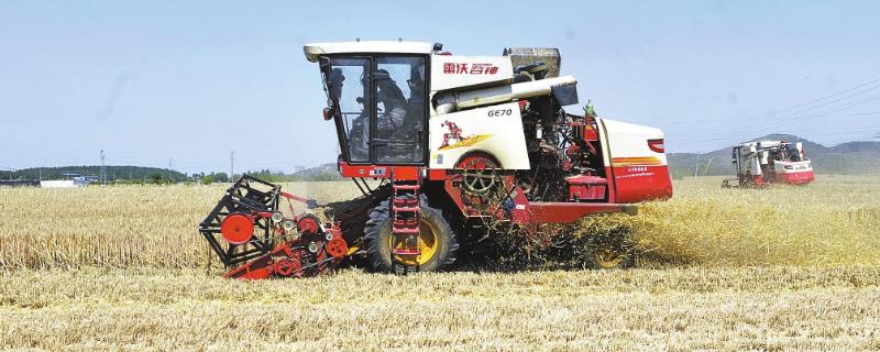 夏天该如何避免小麦联合收割机出现火灾事故的方法，操作驾驶人员务必要注意及时更换已经老化的线路