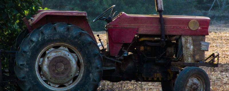 如何具体计算拖拉机的养护周期，可以按照实际完成的作业工作小时进行精准计量