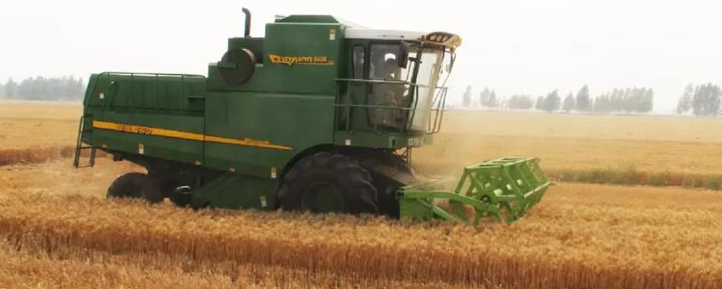 小麦联合收割机入库保管的实用技巧，在保管之前机械内外一定要彻底清除各种杂物