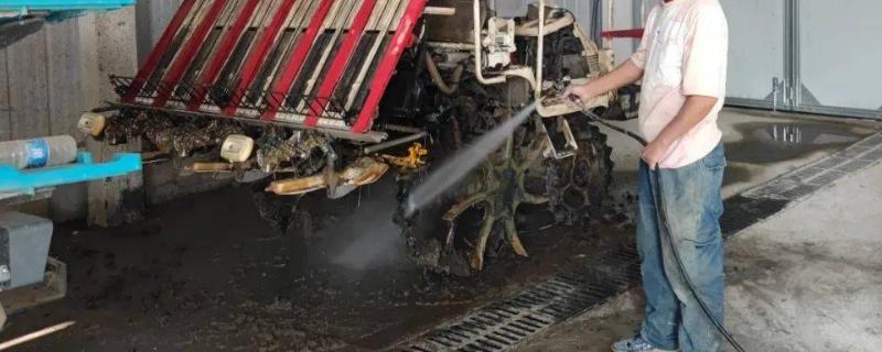 如何快速清理农机具上的陈旧油污，巧妙利用黄泥清理农机具油污的方法