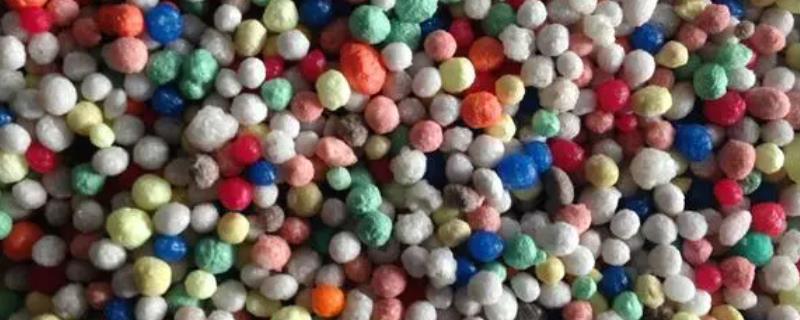 如何正确地使用控释肥，可以选择在农作物幼苗的附近位置开沟施入