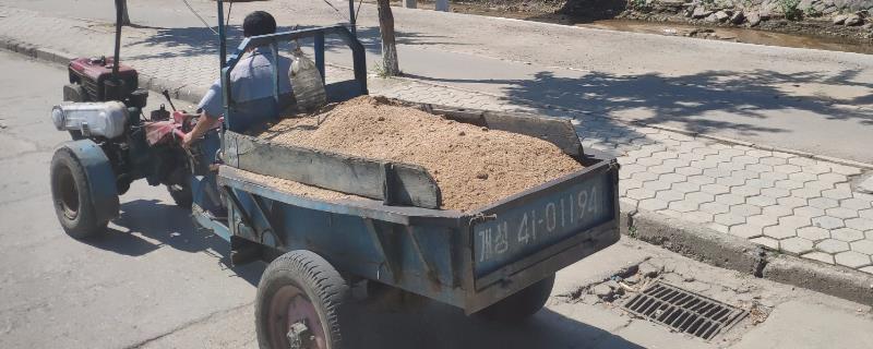 关于拖拉机的安全行车知识有哪些，在转弯时一定要记得减速并且靠右侧行驶