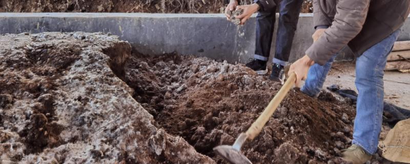 饼肥的常用发酵方法有哪些，将其打碎以后喷水搅拌均匀、再堆放起来就可以进行发酵了