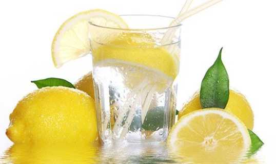 柠檬的营养价值及功效 柠檬用什么水温泡着喝最合适