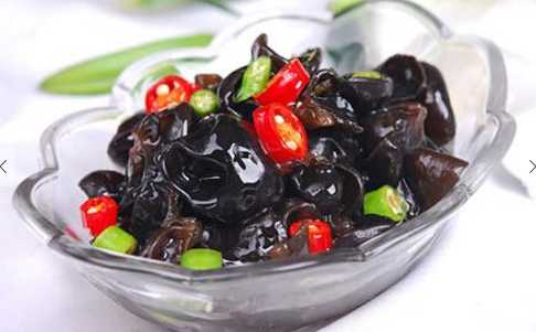 食用久泡的黑木耳容易中毒