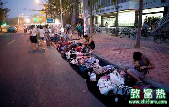 炎热夏季摆地摊做小生意选择哪些产品好?