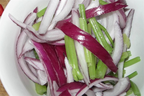 洋葱不能和什么一起吃