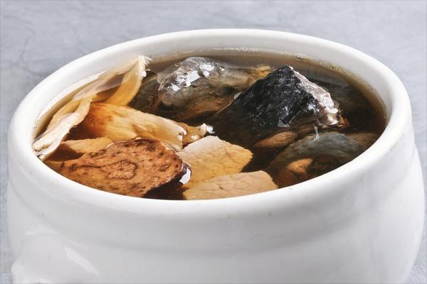 乌鸡炖什么补气血?