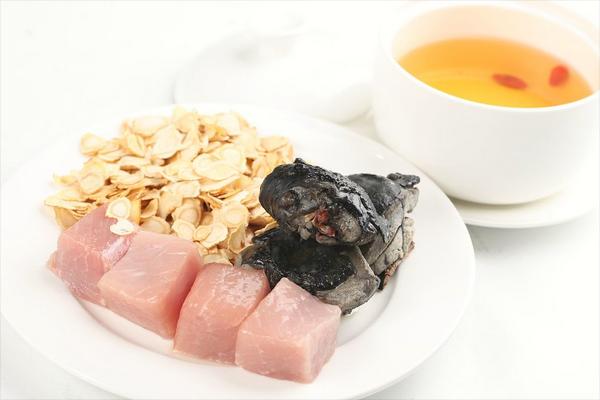 乌鸡炖什么补气血?