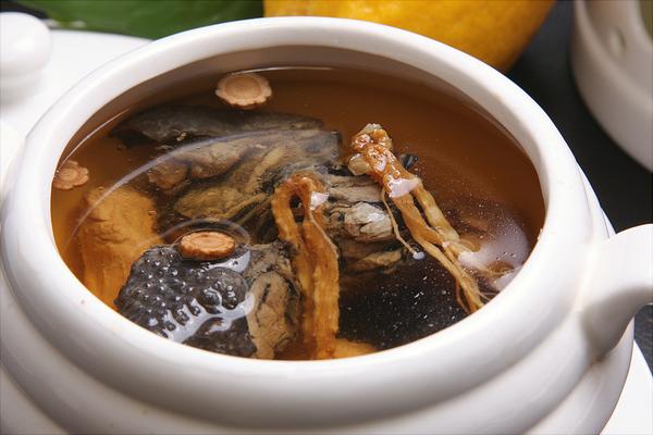 乌鸡炖什么补气血?