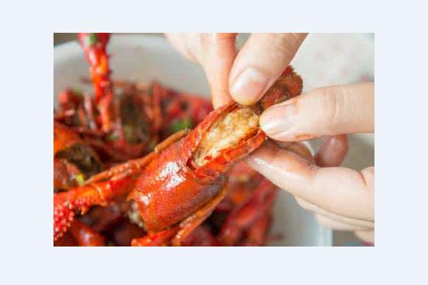 小龙虾怎么剥最方便?