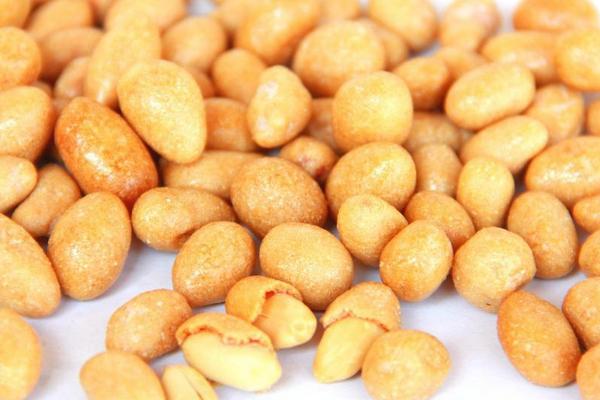 鱼皮花生是油炸的吗?