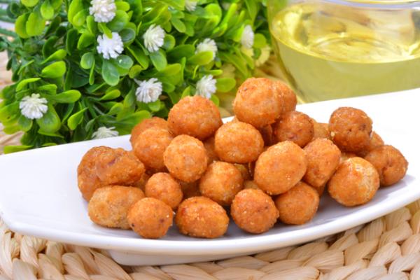 鱼皮花生是油炸的吗?