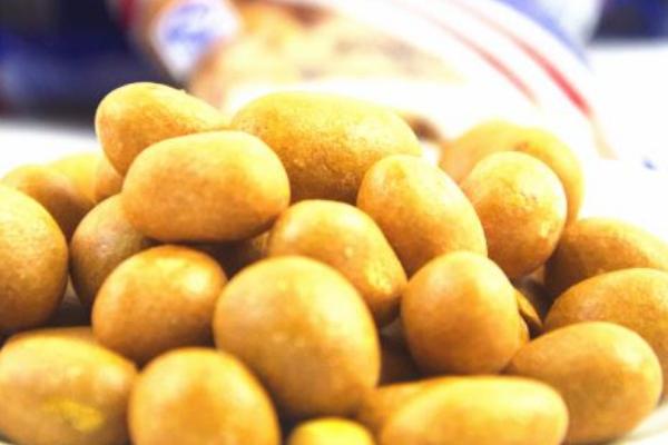 鱼皮花生是油炸的吗?