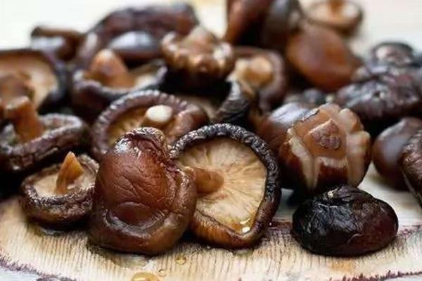 干花菇怎么泡发 干花菇需要泡多长时间(泡一晚上可以吗)