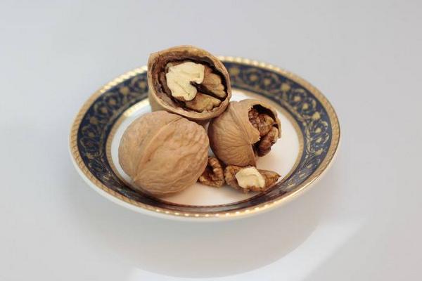 纸皮核桃和薄皮核桃的区别是什么 薄皮核桃和厚皮核桃哪个好