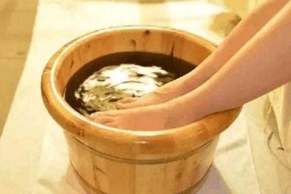 藏红花泡脚有什么好处 藏红花泡脚禁忌有哪些
