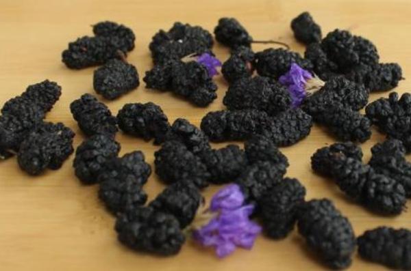 桑葚干的做法(怎么制作) 桑葚干一天吃多少