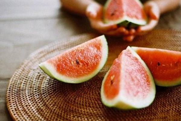 黑美人西瓜怎么挑选 黑美人西瓜怎么看好不好(红不红)