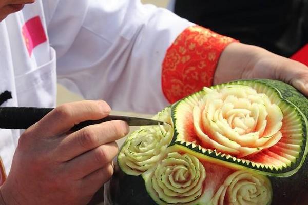 西瓜皮雕刻简单教程(图解) 西瓜皮雕刻图片大全