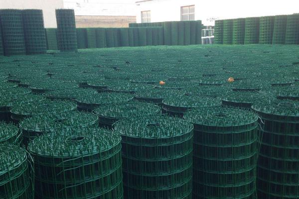 养鸡围栏铁丝网价格多少钱一卷(1.5米*30米) 养鸡围栏铁丝网的种类