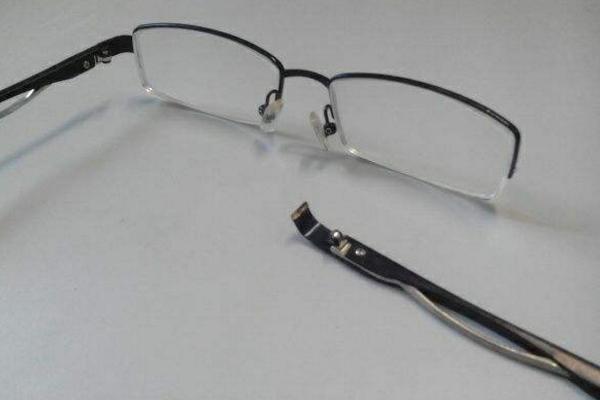 梦见眼镜碎了是什么意思 梦见眼镜腿断了一个有什么预兆