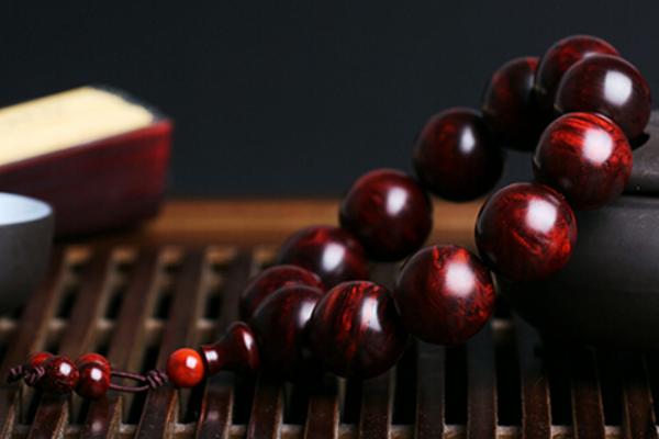 怎么分辨真假的小叶紫檀(鉴别方法) 小叶紫檀可以沾水吗