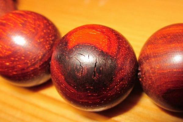 怎么分辨真假的小叶紫檀(鉴别方法) 小叶紫檀可以沾水吗