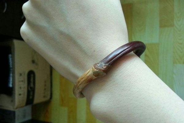 戴鸡血藤手镯有什么功效 鸡血藤手镯一般多少钱(市场价格)