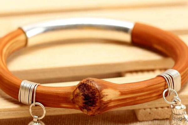 戴鸡血藤手镯有什么功效 鸡血藤手镯一般多少钱(市场价格)