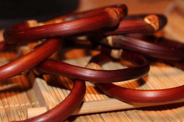 戴鸡血藤手镯有什么功效 鸡血藤手镯一般多少钱(市场价格)