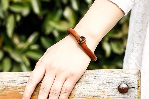 戴鸡血藤手镯有什么功效 鸡血藤手镯一般多少钱(市场价格)