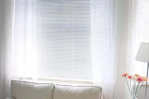 梦见挂窗帘是什么意思 女人梦到家里换窗帘有什么预兆