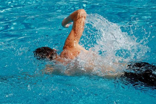 梦见游泳是什么意思 女人梦到自己在游泳池游泳有什么预兆