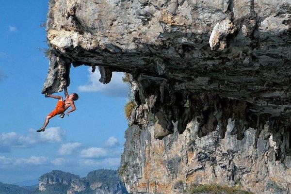 梦见悬崖是什么意思 梦到掉下悬崖又爬上来有什么预兆