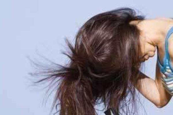 梦见头皮屑大块的掉是什么意思 女人梦到头皮屑非常多有什么预兆