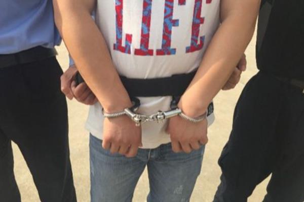 梦见戴手铐是什么意思 梦到别人给我带手铐有什么预兆