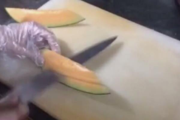 哈密瓜怎么摆盘好看(图解) 哈密瓜简单好看的摆盘方法