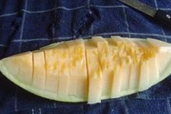 哈密瓜怎么摆盘好看(图解) 哈密瓜简单好看的摆盘方法