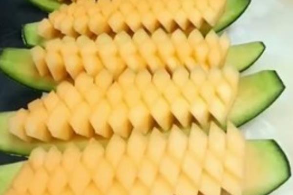 哈密瓜怎么摆盘好看(图解) 哈密瓜简单好看的摆盘方法