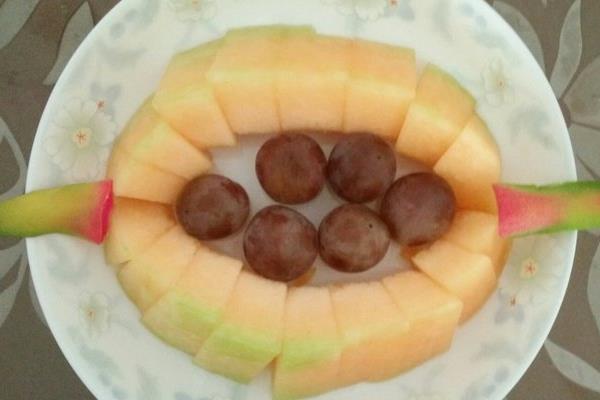 哈密瓜怎么摆盘好看(图解) 哈密瓜简单好看的摆盘方法