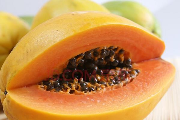 怎么判断木瓜熟没熟 木瓜熟了是什么颜色的