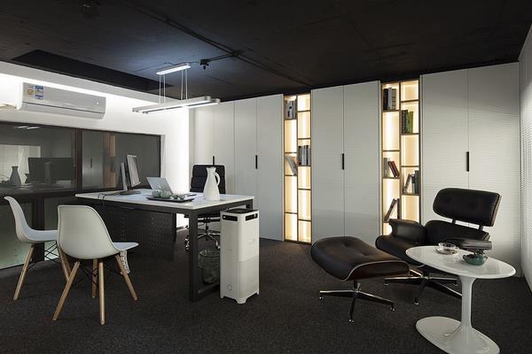 女性办公桌上摆放风水2人办公室风水座位图