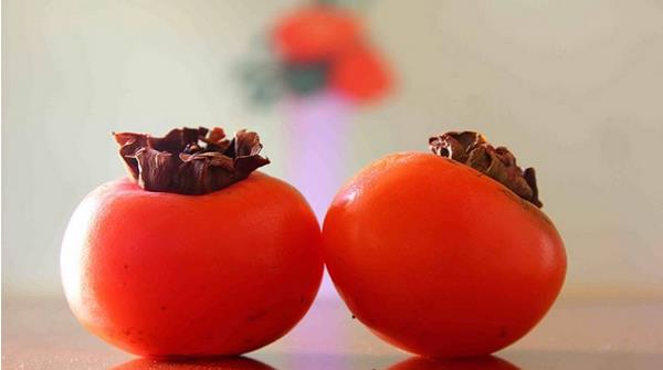 柿子和花生能一起吃吗 柿子吃多了会怎么样