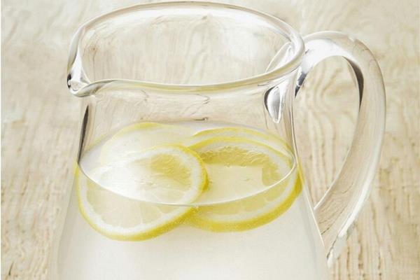 怀孕可以喝柠檬水吗 月经期间可以喝柠檬水吗 小孩可以喝柠檬水吗