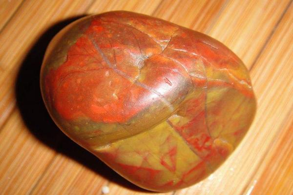 鸡血石用水怎么鉴定 鸡血石的鉴别方法(肉眼)