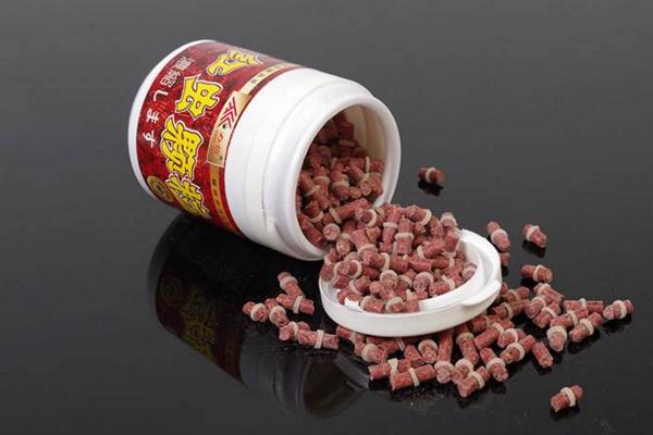 红虫颗粒怎么用 丰年虾和红虫哪个好